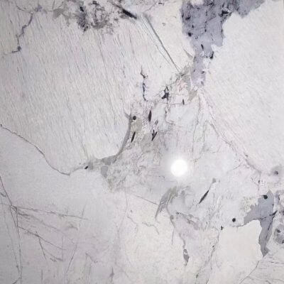 חיפוי קיר PVC דמוי שיש בצבע לבן בשילוב גידים אפור כחול MA09