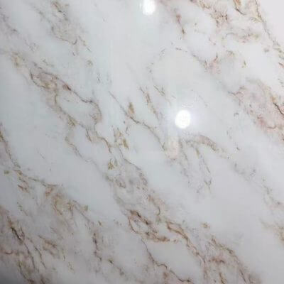 חיפוי קיר PVC דמוי שיש בגוון לבן וגידים חומים בהיר MA12