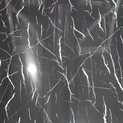 חיפוי קיר PVC דמוי שיש בגוון שחור וגידים לבנים MA13