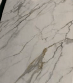 חיפוי קיר PVC דמוי שיש בגוון לבן וגידים אפורים MA16